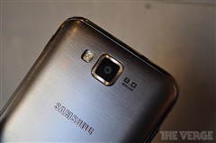 整个机身的最大看点在于屏幕，尽管这个屏幕与GALAXY S3保持了一致。