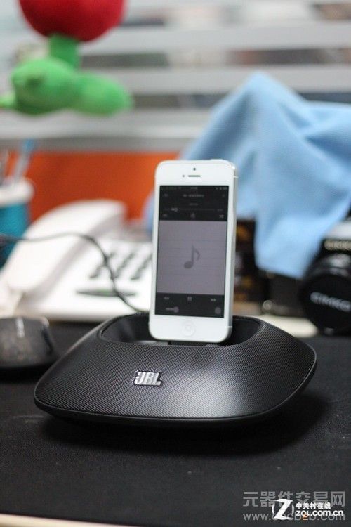 专为iPhone5打造 JBL新款底座音响评测3