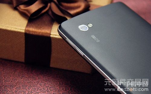 720p巨屏1.5GHz四核 大黄蜂Touch评测1