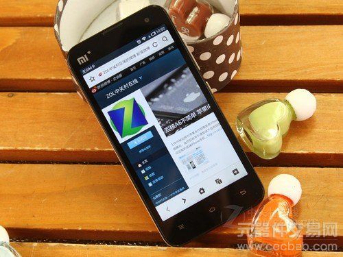 小米M2到货 白色苹果iPhone 4S倾城狂甩3
