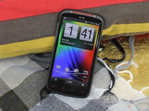 小米M2到货 白色苹果iPhone 4S倾城狂甩2
