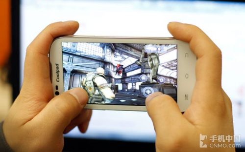 四核4.5英寸屏 990元酷派5890游戏体验14