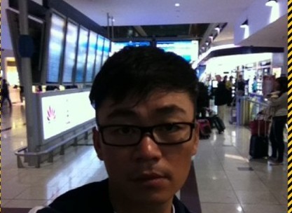 余承东:王宝强迪拜机场代言华为手机