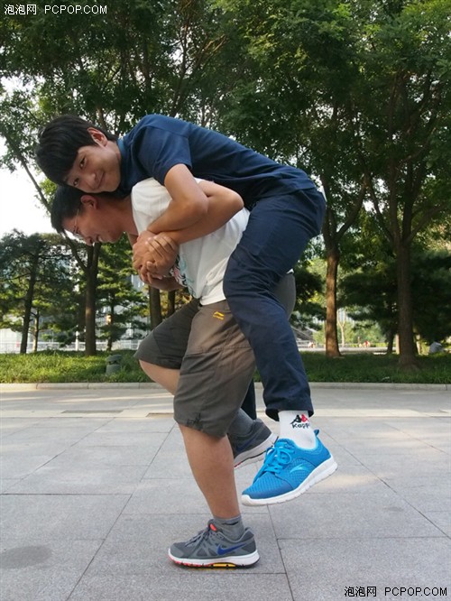 防尘/防摔/抗压/防水 云狐J4暴力评测26