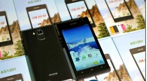 金正恩视察阿里郎手机赞:好看实用又方便