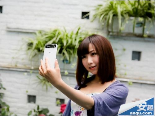 高端简约大气 中兴Grand S美女图赏1