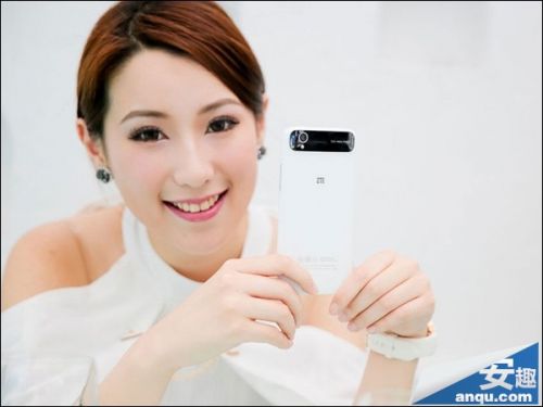 高端简约大气 中兴Grand S美女图赏3