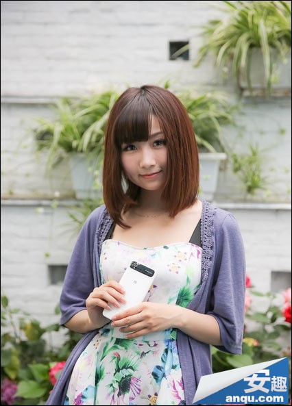 高端简约大气 中兴Grand S美女图赏0