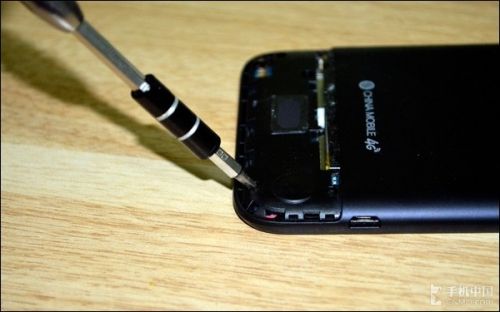 做工扎实维修困难 4G天语大黄蜂拆解评测1