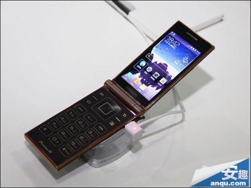 翻盖设计价格上万元 三星W2014图片赏析1