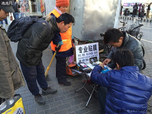 天桥贴膜哥上阵 贴膜神器PK祖传贴膜