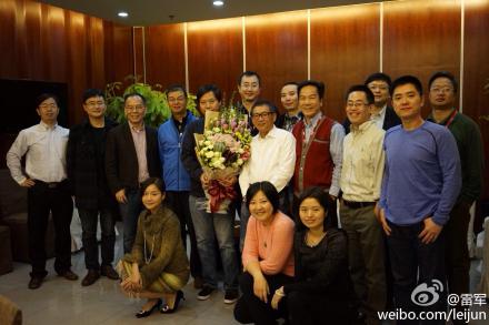 雷军44岁生日 金山送小米手机蛋糕