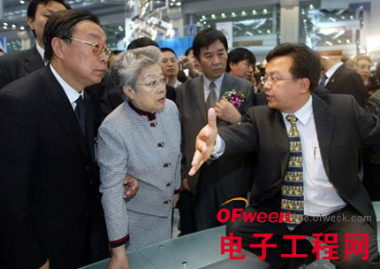 的第一台汽车是福莱尔,也就是秦 使用奥拓底盘、车身和内饰重新设高清图片