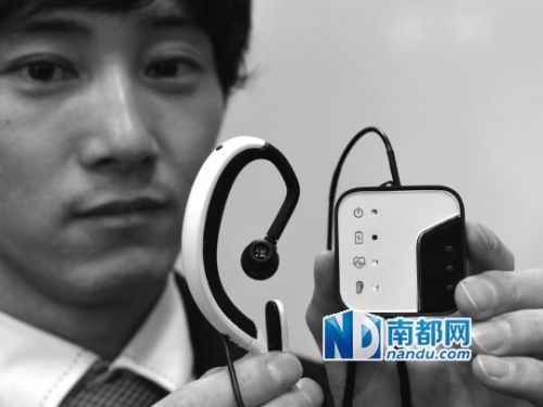 日本研发戴在耳朵上PC: 扬眉、吐舌等操控软件