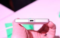 这下合手了 诺基亚WP8.1新旗舰Lumia 930上手玩13