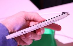 这下合手了 诺基亚WP8.1新旗舰Lumia 930上手玩12