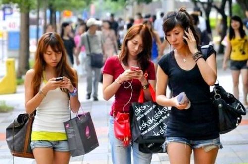 新问题曝光 长时间看手机加速睫毛脱落