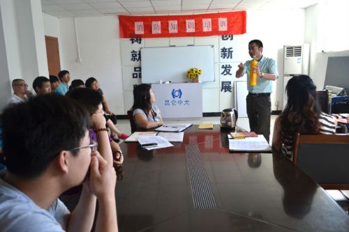 市防火中心马主任为我公司员工进行消防知识培训0