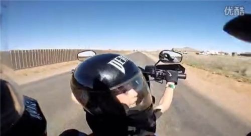 六岁男童带脑残老爸,骑哈雷摩托高速狂飙