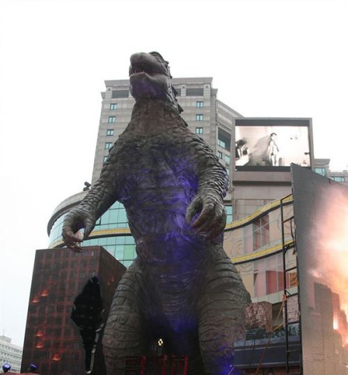 巨兽哥斯拉入京,美女助阵戏怪兽