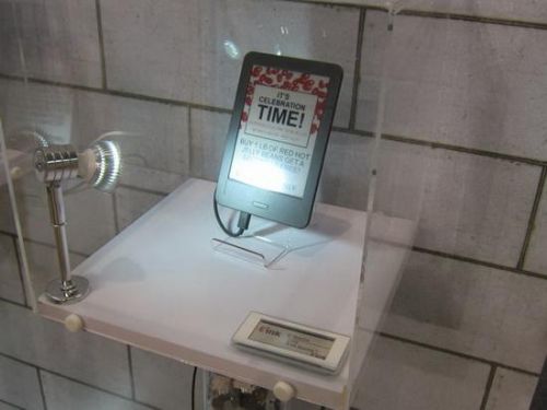 电脑展上的墨水屏设备:电子书到手机壳全都有