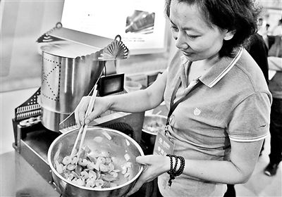 节能环保展会:智能手机回收机受热捧(7)