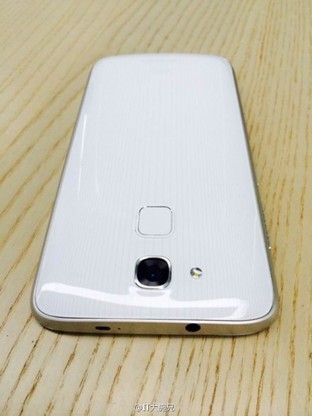 配海思麒麟920 华为荣耀6真机谍照曝光