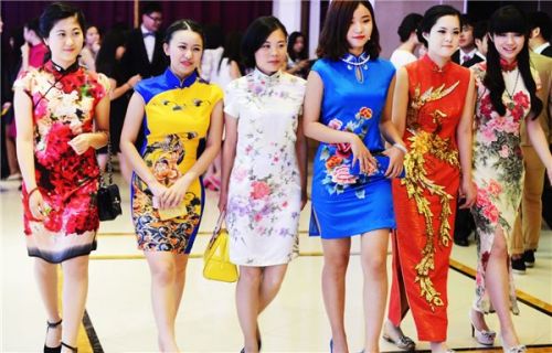 高三生自筹十万办晚会:西装帅哥旗袍美女