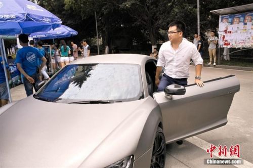 成都IT男 开豪车大学 校园 求爱 遭拒_业界新闻_元