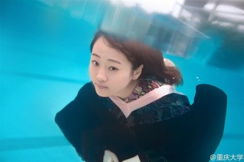 重庆<em>大学妹子</em>最美水下毕业照_业界新闻_元器