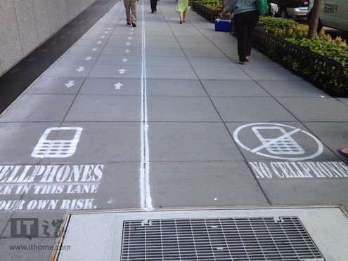 无手机人行道:低头族勿进