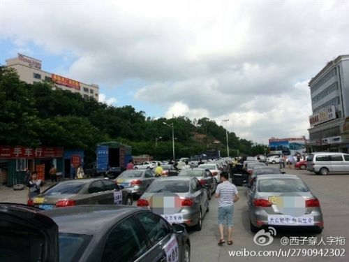 速腾车主深圳游行 4S店当街撕标语被警察制止