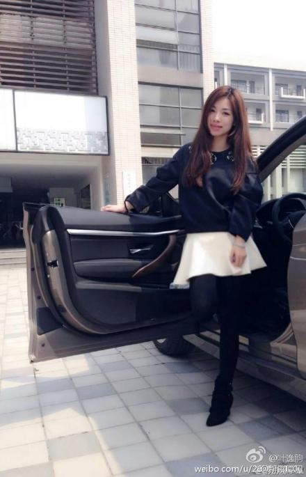 卧蚕美女英语老师走红:笑容迷人