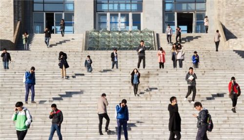 太可怕:别再低头玩手机了