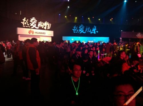 华为众高层化身超级英雄 引爆花粉年会