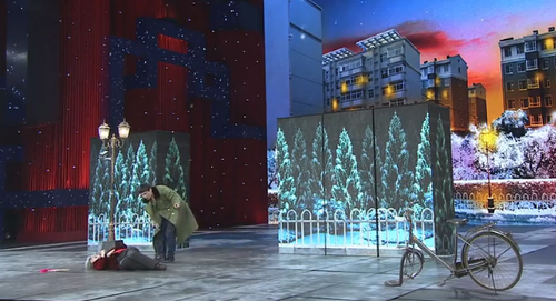 监控缺失人心不倒!春晚小品《扶不扶》