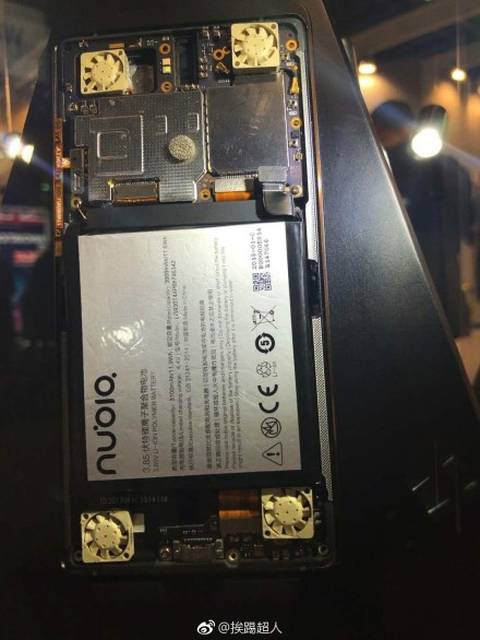 用上四散热风扇!努比亚游戏手机亮相MWC2018