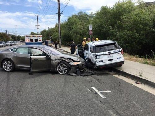 特斯拉Autopilot再次引发撞车事故 这次是撞上警车0