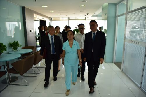 菲律宾前总统阿罗约及代表团一行到访中发控股集团0
