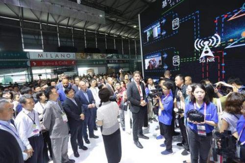 中移动打通全球首个5G独立组网全息视频通话0