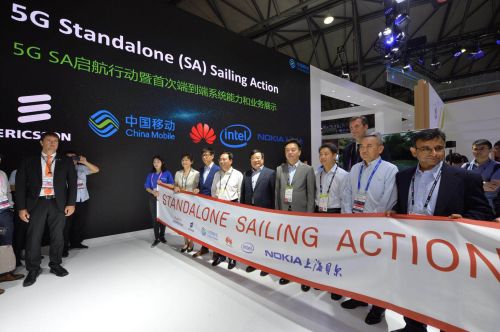 中移动打通全球首个5G独立组网全息视频通话1