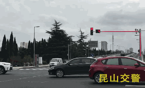 “新型Plus版信号灯”亮相江苏昆山，这下再也不怕被挡住了2