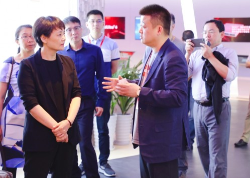 厦门市同安区区长王雪敏一行莅临华云数据考察调研并达成合作意向1